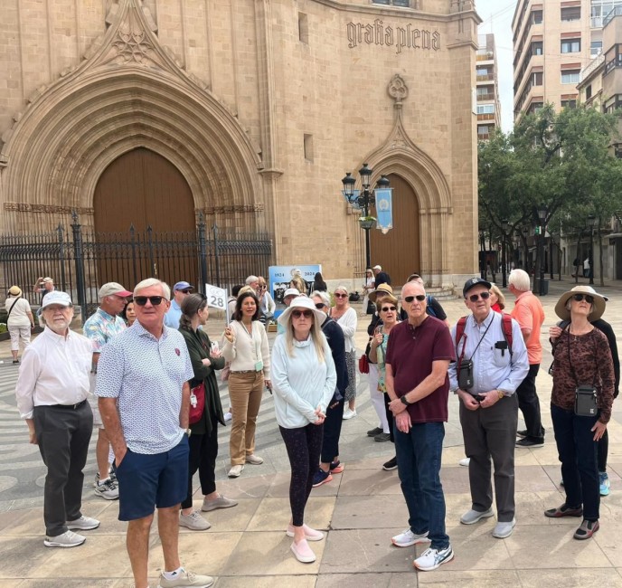 Turistas en la plaza Mayor de Castelló. - Foto: CP