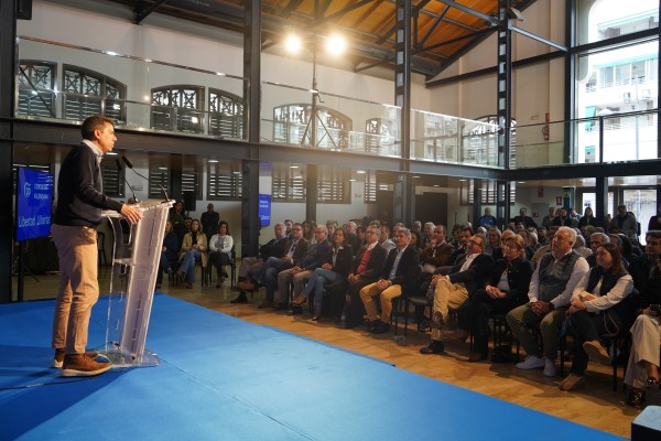 Mazón se va a Orihuela a defender la libertad educativa y se encuentra con un escrache