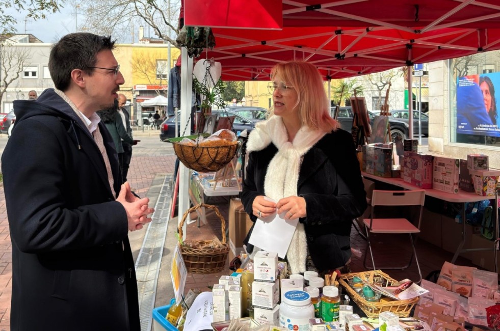 El concejal de Comercio, Alberto Vidal, visitando el Mercat de Barri. - Foto: AYUNTAMIENTO DE CASTELLÓ