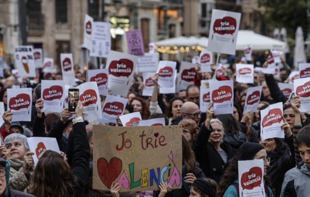 Cientos de personas se manifiestan contra la consulta sobre la lengua base en la educación