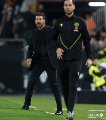 Simeone dice que “el balón le pega en la mano