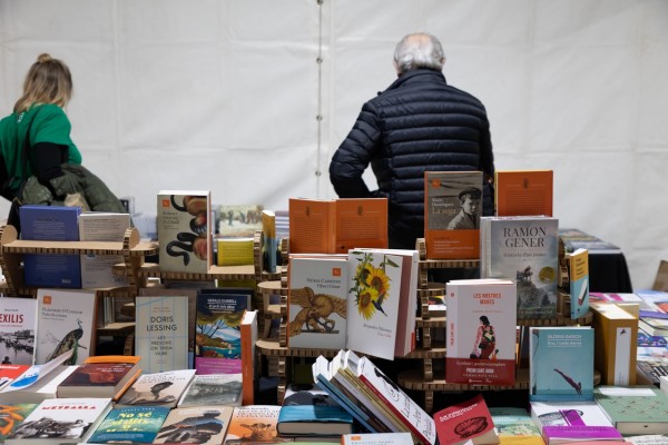 Literatura infantil, narrativa i publicacions de la UA, el més venut a la 9a Plaça del Llibre d'Alacant