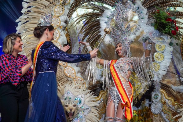 El Carnaval de Cartagena ya tiene a su reina: se llama Zaira Gutiérrez, es de la comparsa Salgueiro, tiene 18 años y estudia Derecho