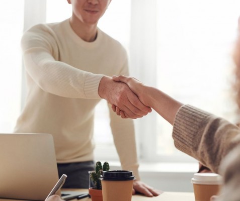 Las empresas de la Región que faciliten prácticas no laborales a jóvenes titulados pueden recibir ayudas de hasta 2.200 euros