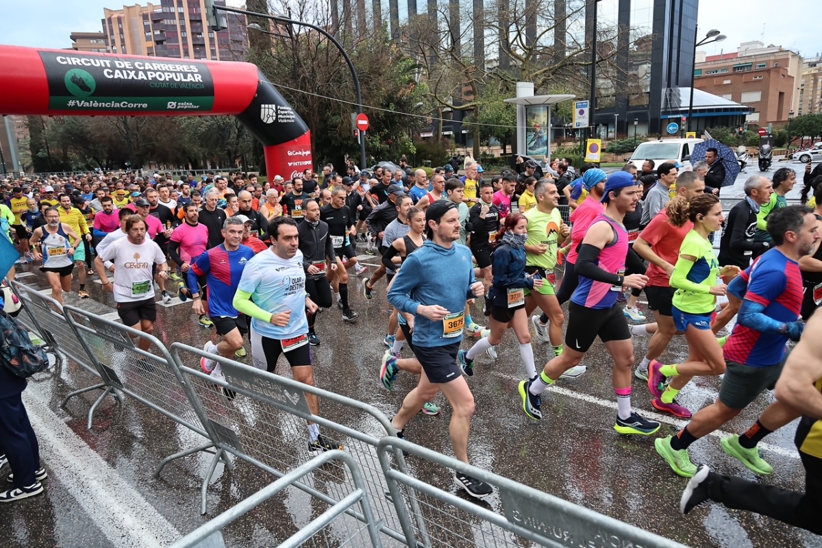 La VI Carrera 5K Runners Ciutat de València reúne a 5.500 corredores bajo la lluvia