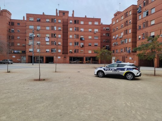 La Policía Local de Burriana intensifica la vigilancia en el Barrio La Bosca para controlar la alimentación de palomas