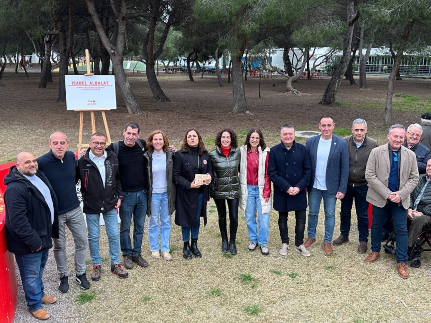 Isabel Abalat arropada por su equipo. - Foto: PSPV