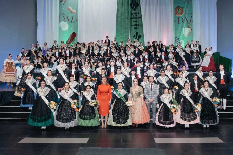 Foto de familia en el homenaje a las comisiones de sector infantiles. - Foto: AYUNTAMIENTO DE CASTELLÓ