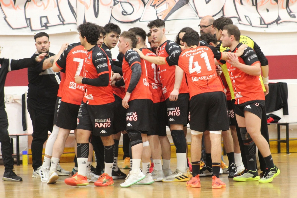 Balonmano Mislata gana en Murcia y escala al quinto lugar tras un gran febrero