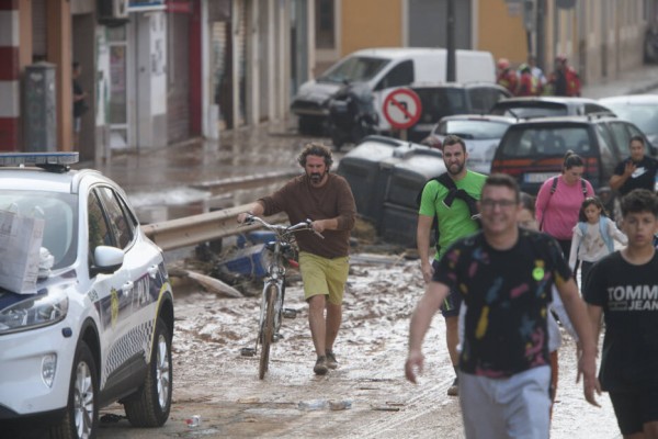Las bicis, los primeros vehículos que llevaron ayuda tras la dana y siguen pedaleando
