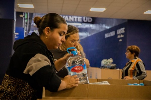 El Levante UD, desbordado por el material recibido, paraliza la recepción de más ayuda
