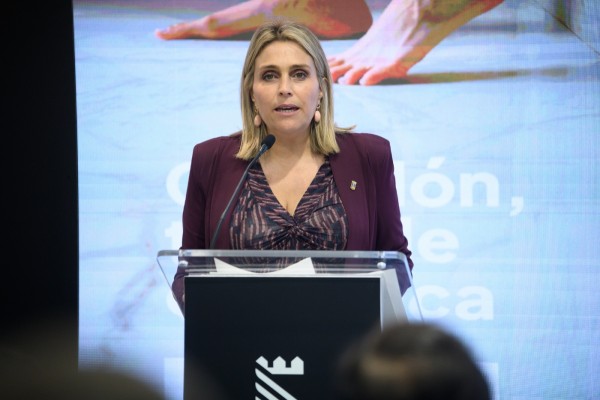 Barrachina ensalza la industrialización y el diseño para que la cerámica sea 