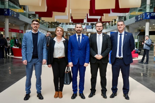 L'Alcora apoya al sector cerámico en Cevisama e impulsa acciones estratégicas para impulsarlo