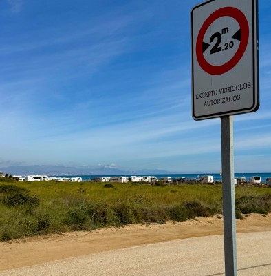 Elche prohíbe el acceso de caravanas en las playas de La Marina y el Carabassí