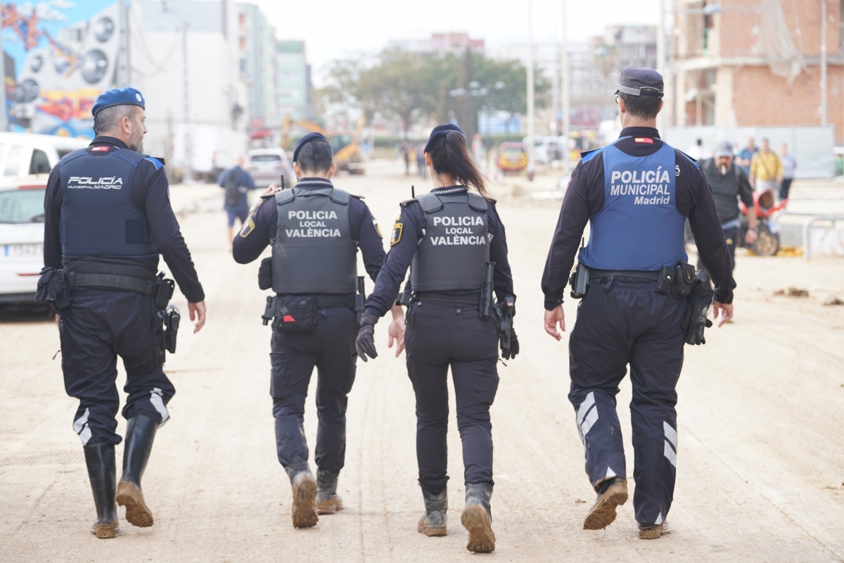 Agentes de la Policía Local de València y Madrid durante la Dana