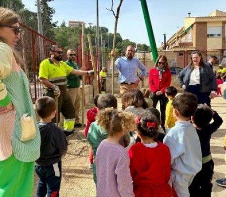 El colegio Francisco Cobacho de Algezares estrena nuevo arbolado