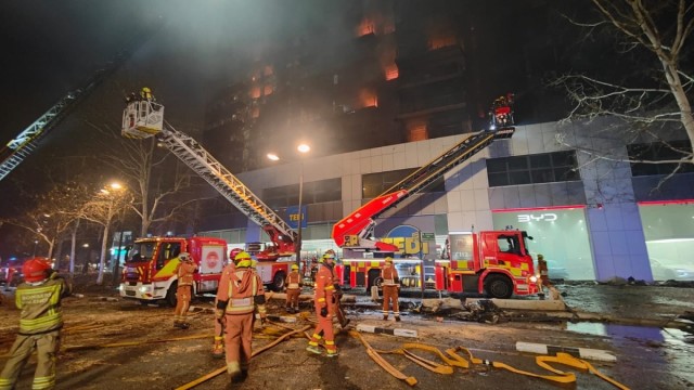 El Ayuntamiento concede la Medalla de la Gratitud a las entidades que actuaron ante el incendio de Campanar