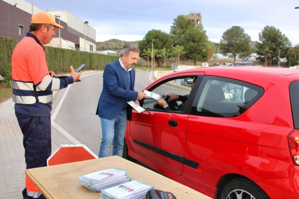 Castelló reparte 5.000 trípticos para informar de las bonificaciones ante el 'basurazo'