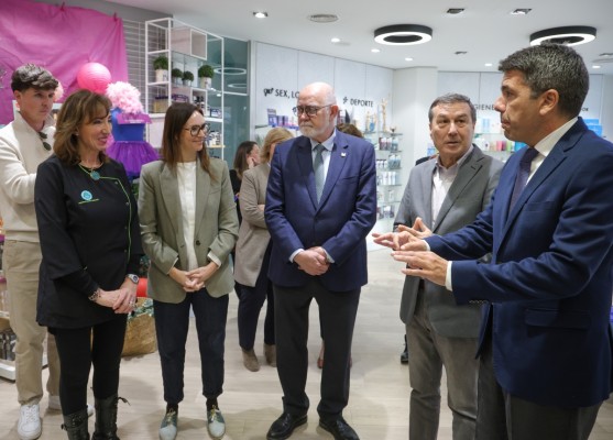 Mazón comprueba en una farmacia de Paterna el sistema digital de dispensar medicamentos que sustituye el cupón precinto