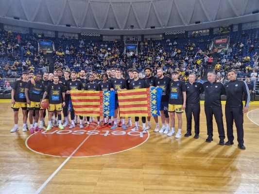 Aris y Valencia Basket homenajean las víctimas de la dana en la previa de su partido
