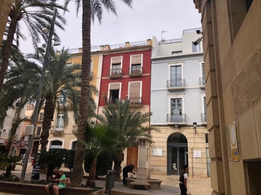 Alicante instala cámaras ante un acto vandálico en la Plaza de la Santísima Faz y desata la polémica