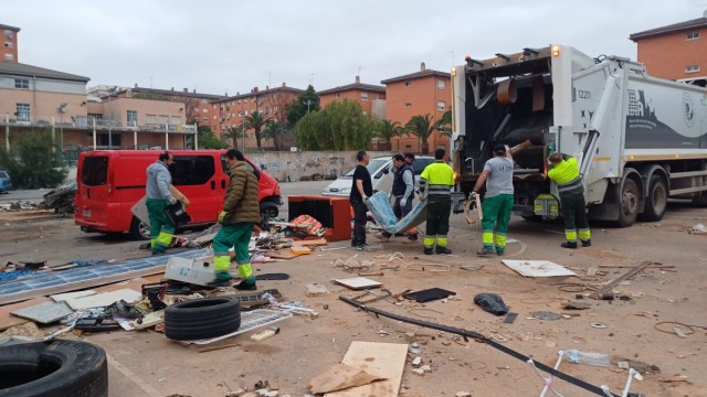 Paterna recoge más de cuatro toneladas de enseres en La Coma