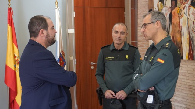 El alcalde de Los Alcázares plantea a la Guardia Civil más efectivos y un cuartel en el municipio