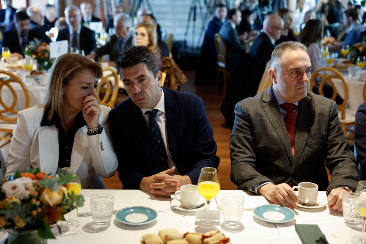 Susana Camarero, Carlos Mazón y Gan Pampols durante el desayuno