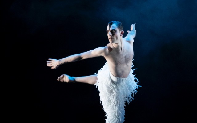Deconstruyendo al cisne: Iván Delgado del Río inaugura la cuarta edición del ciclo 'Mediterráneo en Danza'