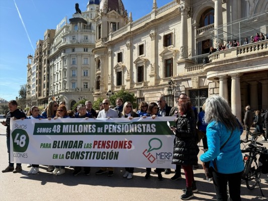 Un grupo de pensionistas se concentra en València para 