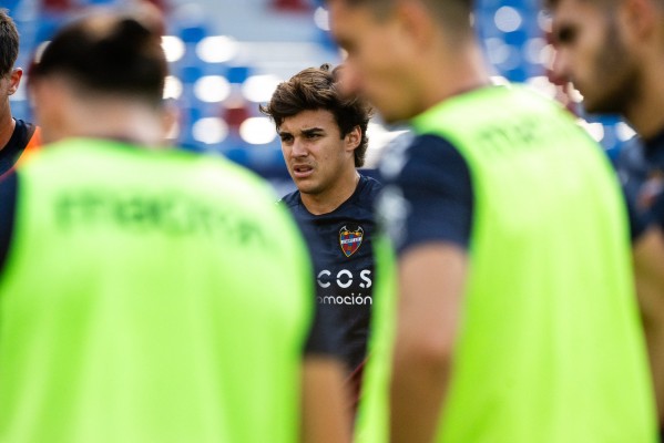 El Levante sigue entrenando a expensas de que la RFEF aplace definitivamente el viaje a Tenerife