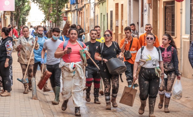Elda desplaza un centenar de voluntarios a Aldaya para las tareas de limpieza de la Dana 