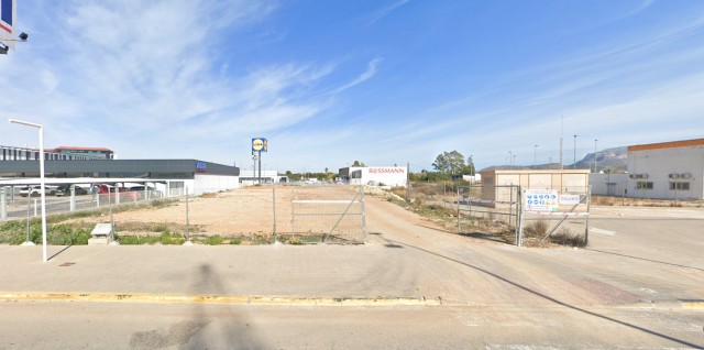 Ondara subasta una parcela de 2.000 metros en el centro comercial Portal de la Marina por 850.000 euros