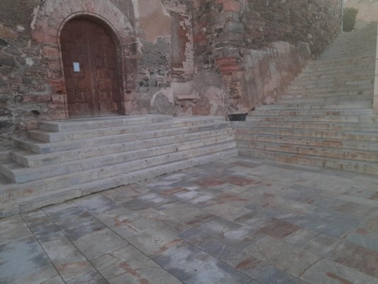 Denuncian que la Catedral Vieja de Cartagena mantiene los horarios de apertura de 2024 en su puerta
