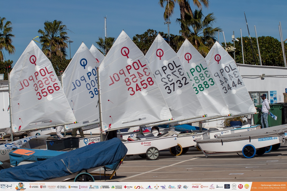 València ya vive la gran fiesta internacional de la Optiorange 2025 con cerca de 530 regatistas