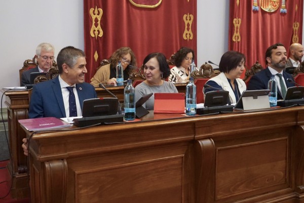 Pleno municipal: reubicación de María Dolores Ruiz, reducción de asignaciones y mociones sobre infraestructuras