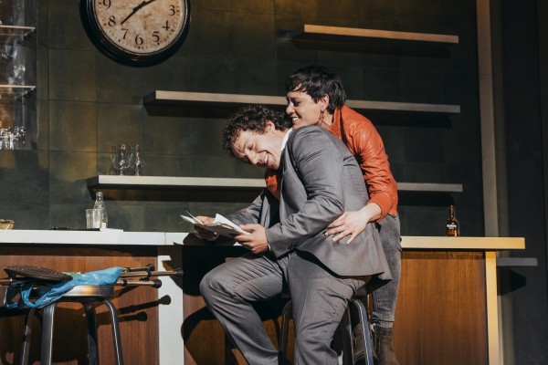 David Trueba salta de la pantalla a las tablas con 'Los guapos': este viernes en el Teatre Arniches
