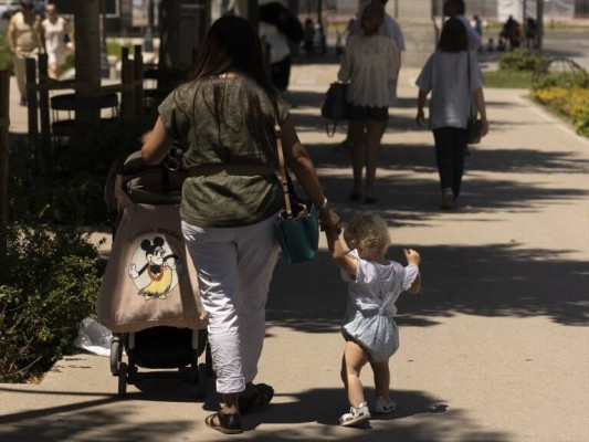 El TC avala que las madres solteras y trabajadoras puedan sumarse también el permiso de paternidad
