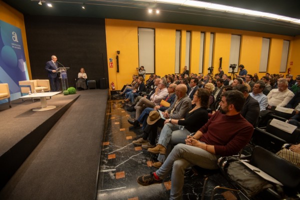 Los alcaldes de PP, PSPV y Compromís le piden cosas a la Diputación... y Toni Pérez reclama un cambio de financiación local