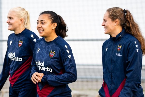 El Levante Femenino vuelve a entrenar después de ayudar a los afectados por la dana

