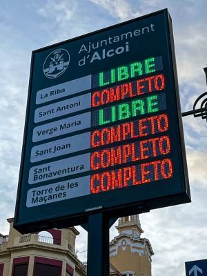 Alcoy utiliza la inteligencia artificial para controlar la ocupación de 382 plazas de aparcamiento en la ZBE