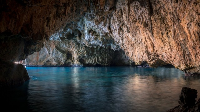 'Cuevas de Alicante': Francisco Mercader explora el pasado prehistórico de la provincia