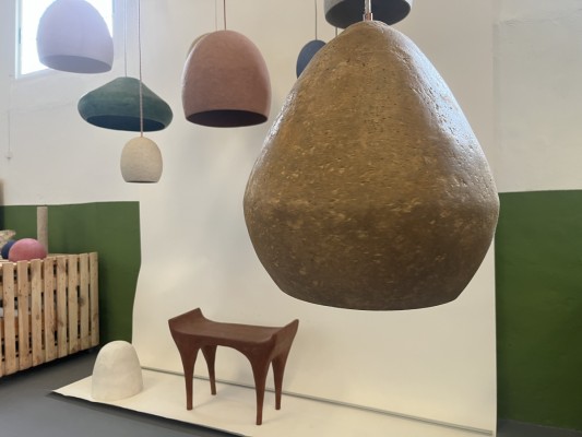 Lámparas hechas de papel reciclado: el proyecto murciano que apuesta por el diseño orgánico