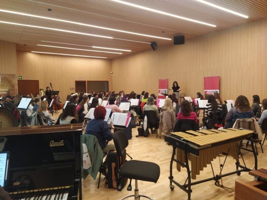 La Banda Simfònica de Dones de la FSMCV inicia su gira 2025 en Aldaia, Alcoy y Teulada-Moraira