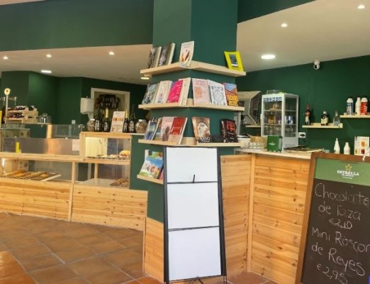 Entre libros y aroma a café: la cafetería de La Flota en la que conviven literatura y cultura