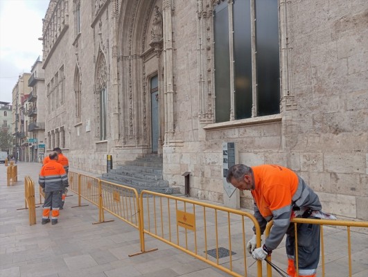 València inicia el vallado del patrimonio histórico para su protección durante las Fallas