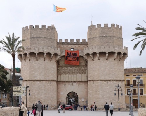 Juventudes de Compromís cuelga una pancarta desde las Torres de Serranos pidiendo la dimisión de Mazón