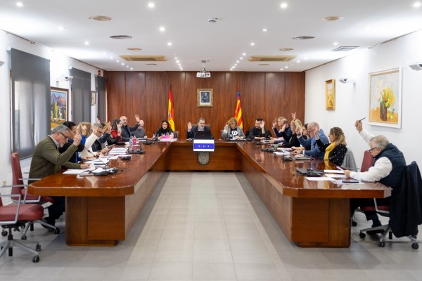 El pleno de l’Alfàs declara válida la adjudicación del contrato de la señalización informativa a Impursa