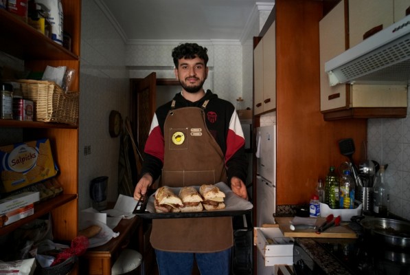 Íñigo, un vasco que hace los bocadillos más famosos de todo Mestalla