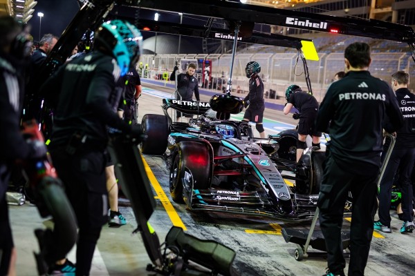 George Russell lidera el último día de test en Baréin, pero no mejora el tiempo de Carlos Sainz